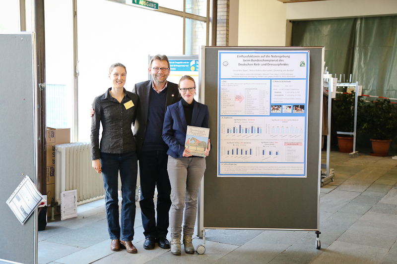 Preis für das beste Poster an Cassandra Töpel (r.) mit Prof. Dr. Uta König von Borstel und Siegmund Friedrich